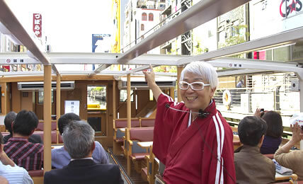 落語家さんによる水の都・大阪の案内の様子。(落語家と行く なにわ探検クルーズ)